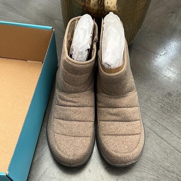 BZees Glacier Bootie (Wide) - Picture 4 of 14